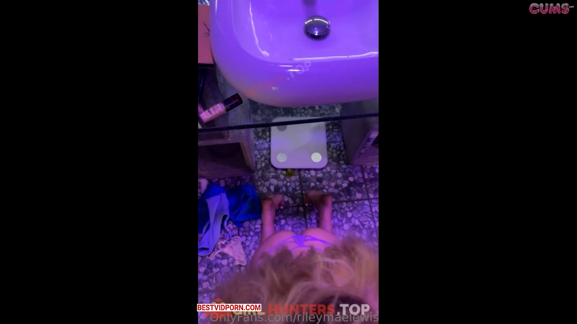 Riley Mae Lewis Sucked in Public Toilet – Onlyfans Sextape